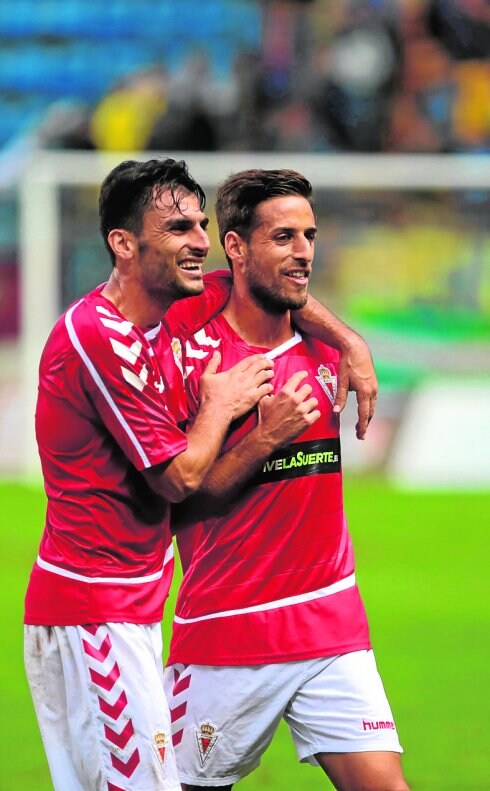 Chavero abraza a Javi López tras ganar en Cádiz. 