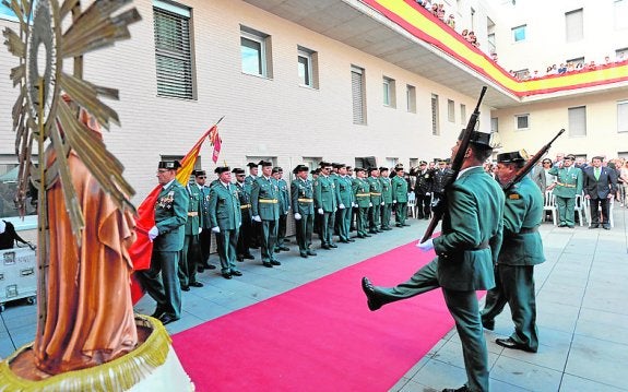 Acto solemne, ayer, en el patio del cuartel de la Guardia Civil. 