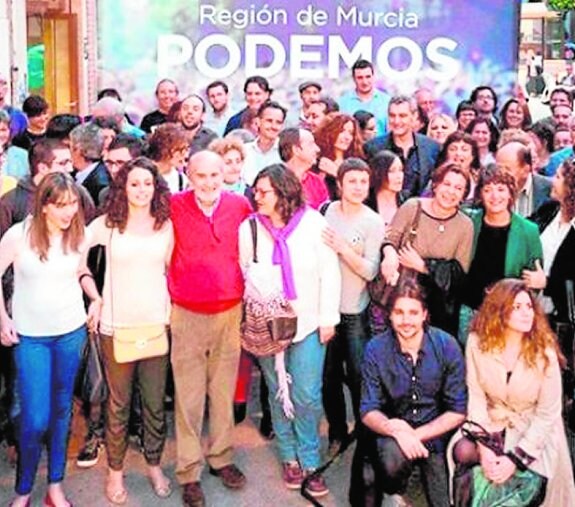 Javier Sánchez (agachado) junto a otros miembros de Podemos. 