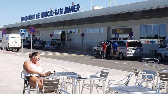 Una turista toma en la fachada del aeropueto.