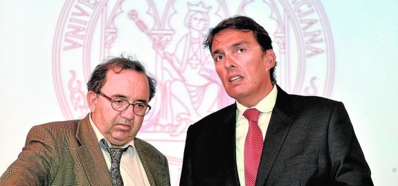 El rector, José Orihuela, junto al presidente del Consejo Social de la UMU, Javier Ruano, durante el Claustro, ayer.