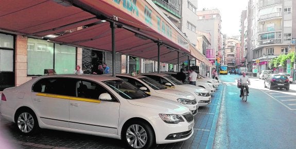 Parada de taxis en la calle Mayor de Molina de Segura, que se quiere trasladar. 