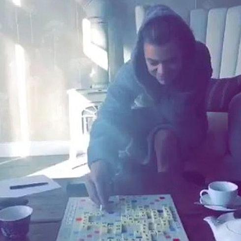 Harry Styles, de One Direction, se divierte con una modelo al Scrabble