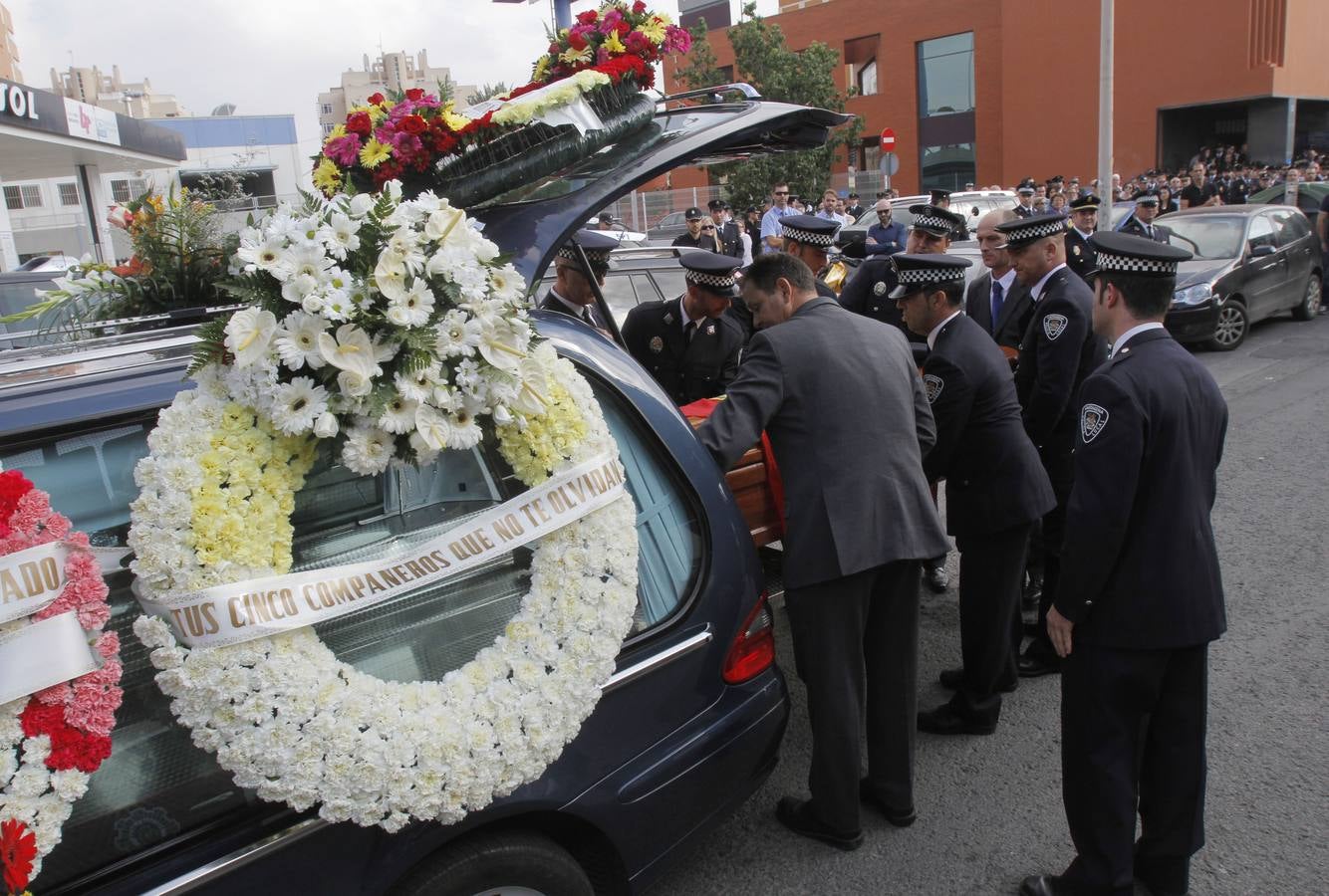 Agentes de la Policía Local meten el ferétro de Gregorio en el coche fúnebre.