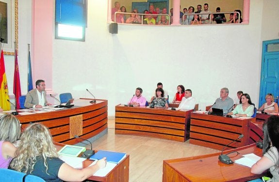 El cambio horario de los plenos ha favorecido que los vecinos vuelvan a las 'pajareras'. 