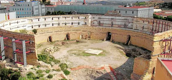 Muros de la antigua plaza de toros, en cuyo subsuelo está el anfiteatro romano.