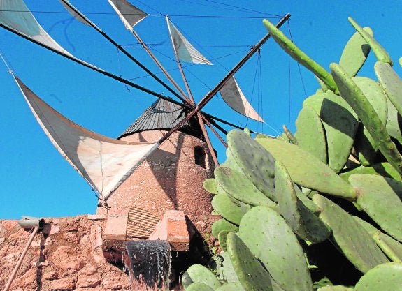 Molino de Pepe Luengo, en El Algar, con sus velas desplegadas, en una imagen de archivo. 