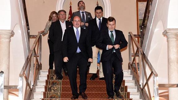 El presidente Sánchez junto a representantes dle Ministerio y alcaldes de los municipios del Mar Menor, este martes, en San Esteban.