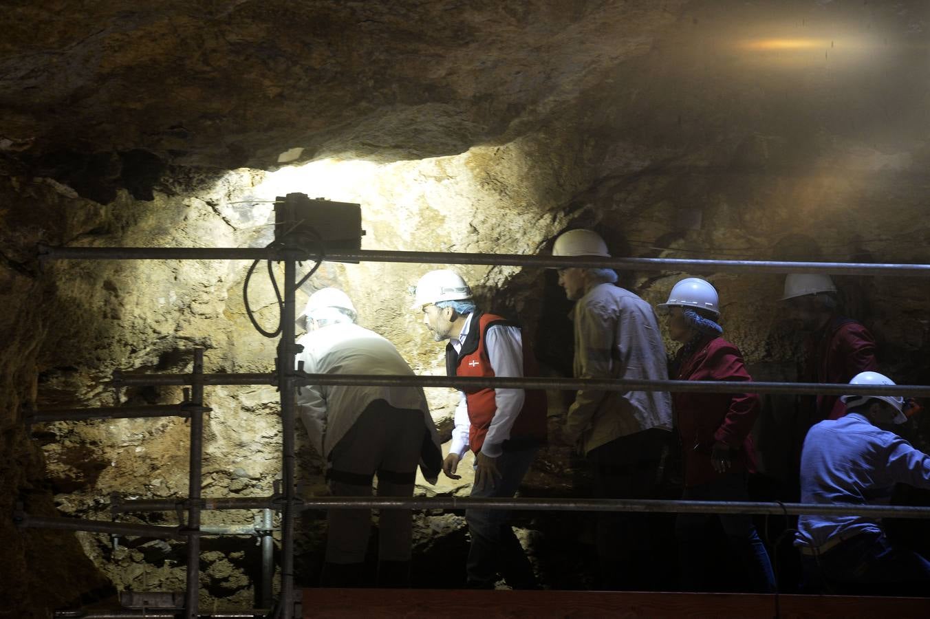 El alcalde de Cartagena, José López, en la visita a la Cueva Victoria, este miércoles. 