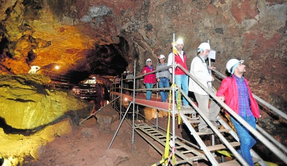 Visita a la Cueva Victoria, ayer, para revisar el estado de la zona excavada. 