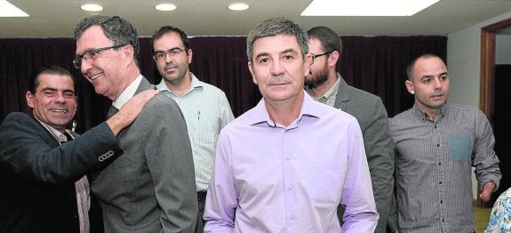 El socialista José Liza, en el centro, con camisa lila, tras ser proclamado presidente de San Pío X. A la izqda, el alcalde Ballesta abrazado por el expresidente de la Junta. 