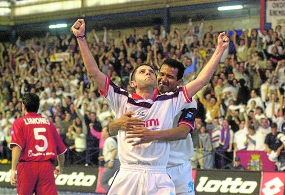 Vicentín y Nilo celebran un gol en el derbi con ElPozo de febrero de 2001, con la Bombonera repleta de público. :: antonio gil / agm
