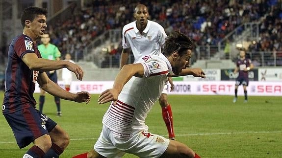 El centrocampista del Eibar Ander Capa  y disputa un balón con el centrocampista polaco del Sevilla Grzegorz Krychowiak.