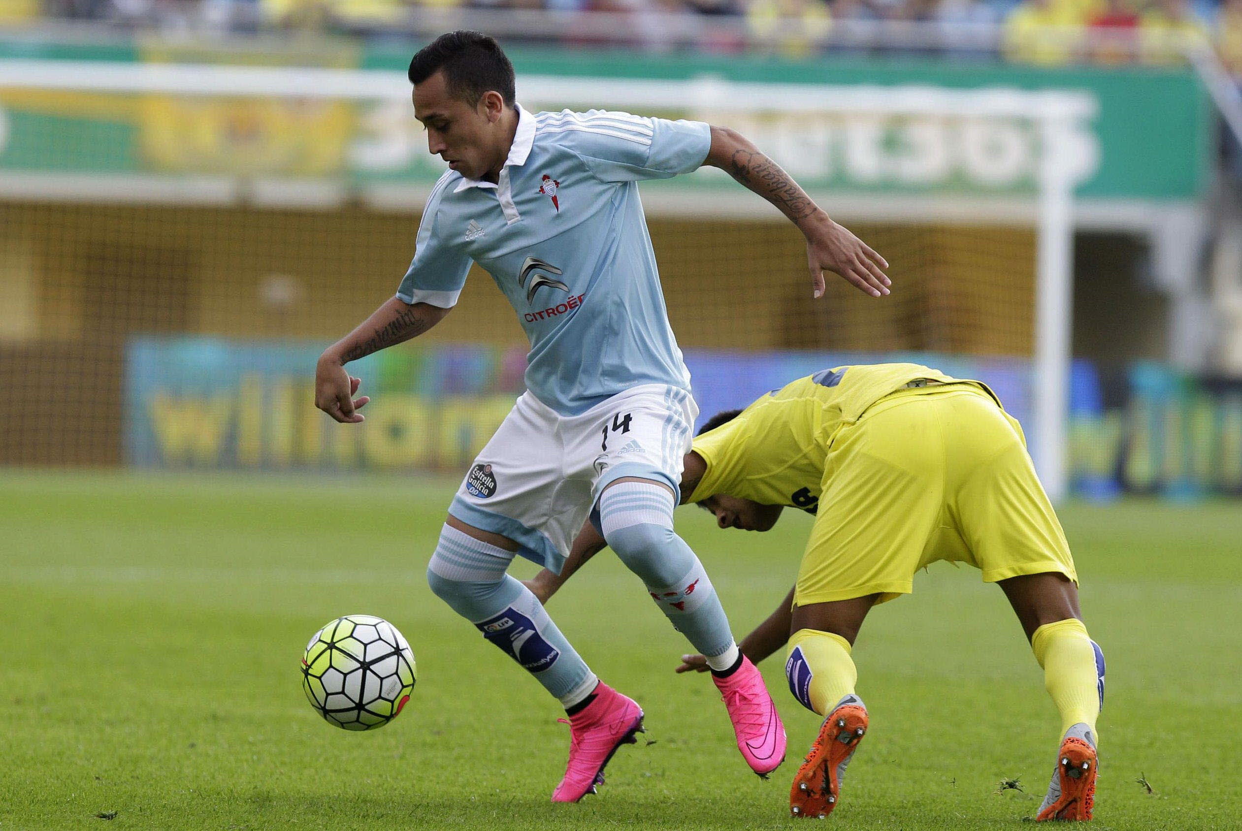 El centrocampista chileno del Celta de Vigo, Fabián Orellana , intenta controlar el balón ante el mediocampo del Villarreal, Matías Nahuel.