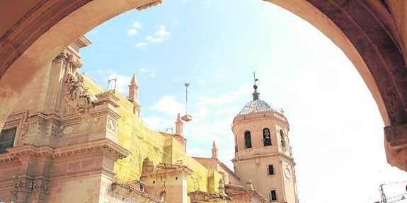 Fachada y campanario de la colegiata.