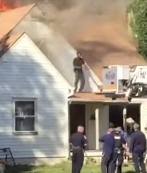 Un hombre quema la casa de su exnovia y baila sobre el tejado