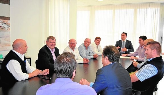 El alcalde, al fondo, reunido ayer con los empresarios agrícolas. 