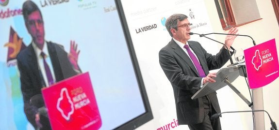 El conferenciante, Francisco Román Riechmann, durante su intervención en el patio del Real Casino de Murcia. 