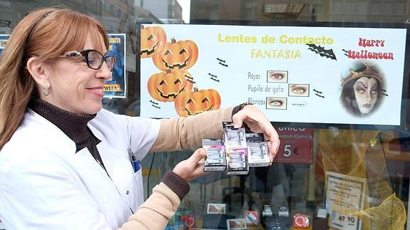 Una tienda promociona lentes de contacto fantasía para Halloween. La foto es de archivo.