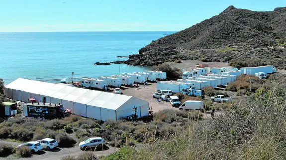 Una carpa y diversas caravanas de la producción de la película, ayer, instaladas en la playa del Arroz. 