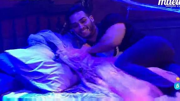 Gran Hermano 16: Ricky hace gestos obscenos la niña del exorcista