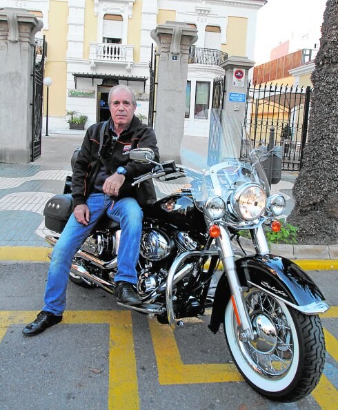 Mondéjar, en su moto, ante el hospital de la Alameda.