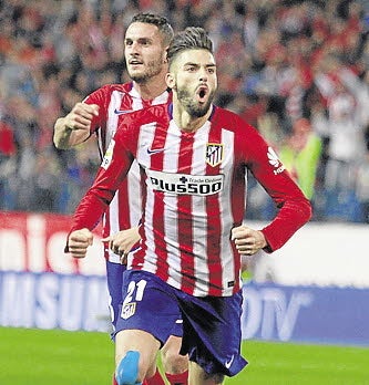 El centrocampista belga del Atlético de Madrid, Yannick Ferreira-Carrasco, celebra su gol ante el Valencia, durante el encuentro de la novena jornada Liga