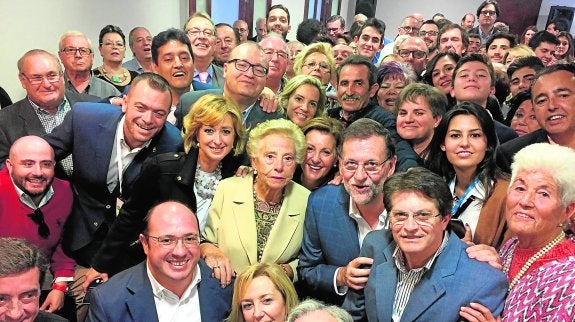 Mariano Rajoy protagoniza un selfi con los afiliados del Partido Popular, tras reinaugurar la sede lorquina dañada por los terremotos de 2011. 