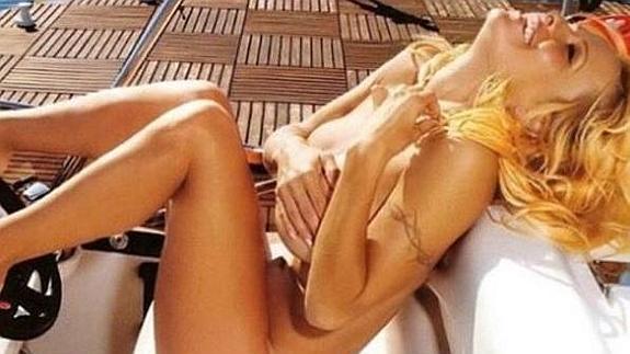 Pamela Anderson celebra que ha superado la Hepatitis C desnudándose
