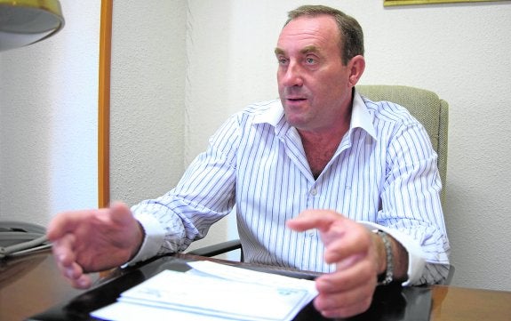 Jesús Abadía, exjuez de Aguas de Orihuela, durante una entrevista en 2009.