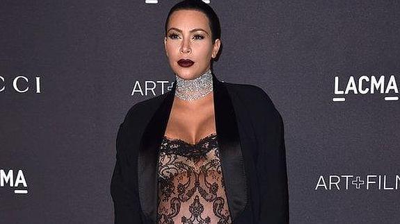 Kim Kardashian no se rinde y se tortura con look de esclava