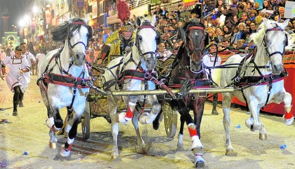 La cuadriga con el personaje de Marco Licinio, corregente de Constantino, en el cortejo del Paso Blanco de este año. 