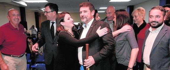 El presidente de la Junta Municipal de Torreagüera, Fulgencio Perona (PP), recibe las felicitaciones de sus compañeros. 