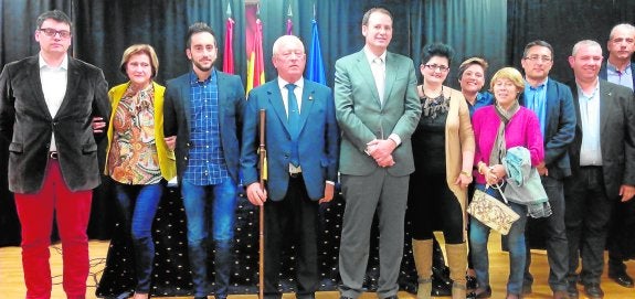 Alquerías. Francisco Zamora, que lleva de pedáneo desde 1991, tras tomar posesión con el edil Guillén y los vocales. 