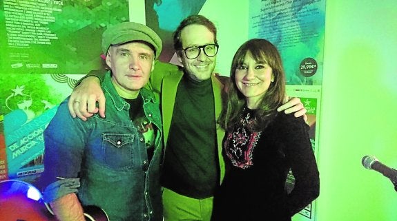 Juan Aguirre, Joaquín Reyes y Eva Amaral, ayer, tras el concierto.