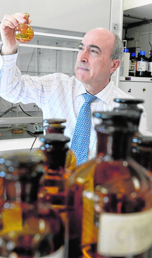 Nazario Martín, el pasado miércoles en uno de los laboratorios de Química Orgánica de la Facultad de Química de la UMU, en el campus de Espinardo. 