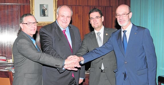 Los rectores de las politécnicas de Cataluña, Madrid, Valencia y Cartagena, unen sus manos tras firmar su acuerdo de colaboración. 