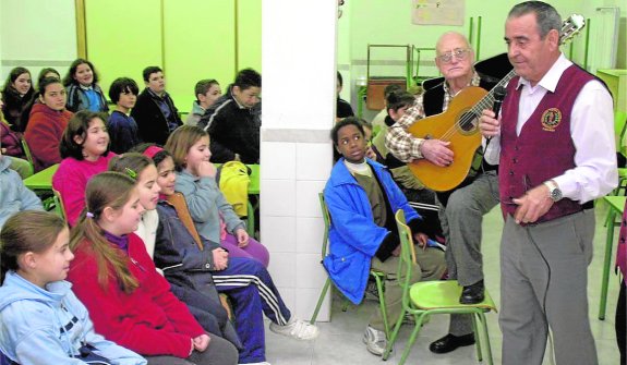 Troveros imparten una charla a alumnos de un colegio, en el año 2003. 