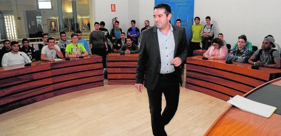 El alcalde, Joaquín Buendía, ayer, antes de reunirse en el Salón de Plenos con los alumnos del IES Sanje. 