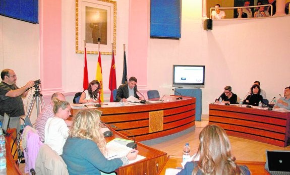 El alcalde Joaquín Buendía se dirige a los grupos políticos, durante un pleno. 