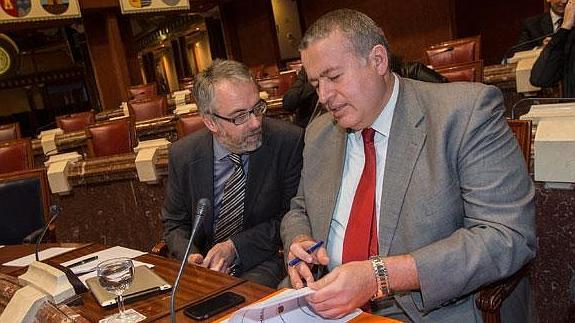 El consejero de Fomento e Infraestructuras, Francisco Bernabé (derecha), este martes en la Asamblea Regional.