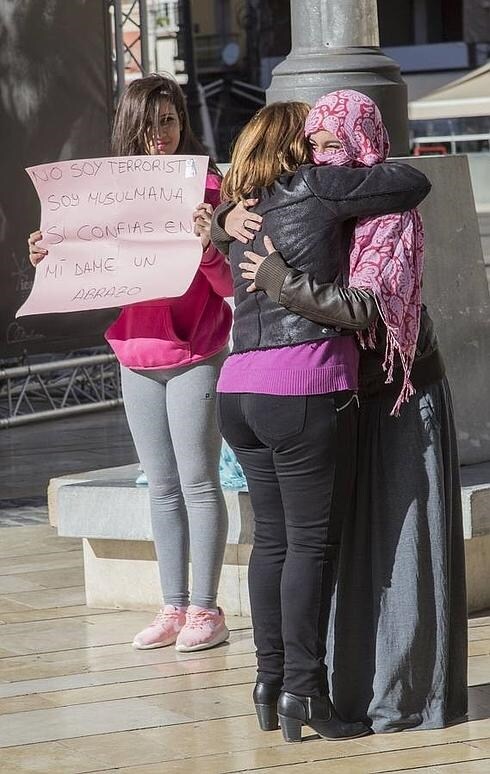 Manal abraza a una mujer, frente al Ayuntamiento. 