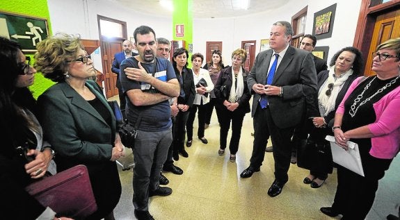 Los expropiados, con el consejero Francisco Bernabé. 