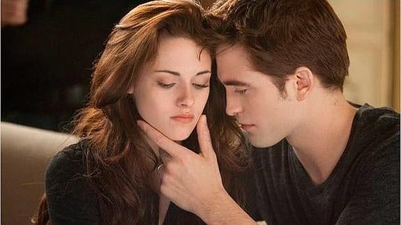 Kristen Stewart y Robert Pattinson en una escena de 'Crepúsculo'