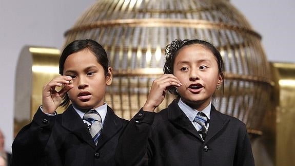 Niños de San Ildefonso cantantu un número premiado