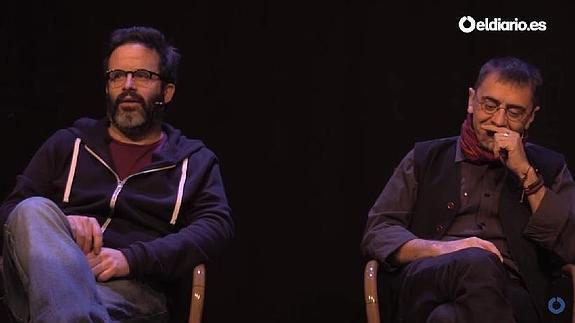 Monedero se lleva el dedo a la nariz.