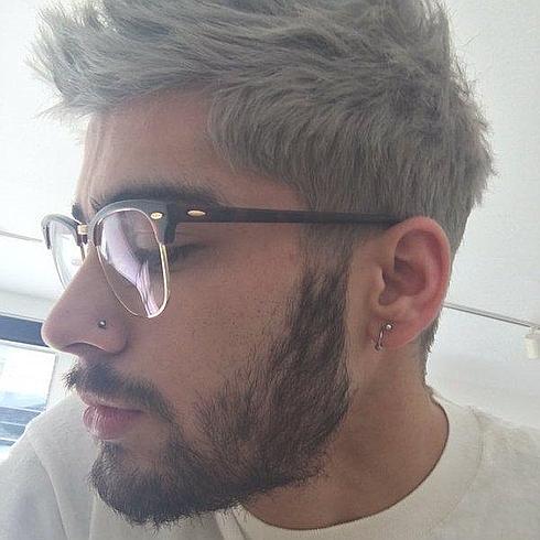 Zayn Malik con las gafas de GIgi Hadid en Twitter.