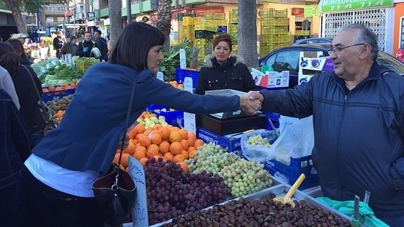 María González Veracruz saluda a un comerciante este sábado en Molina de Segura. 