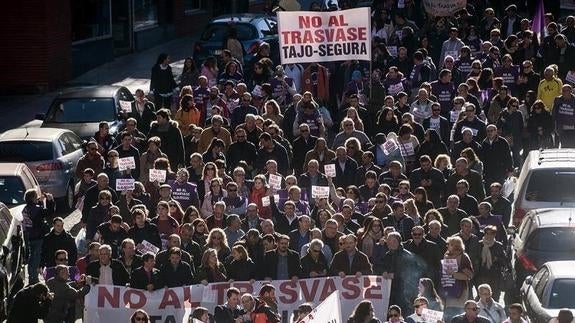 Un momento de la manifestación contra el Trasvase Tajo-Segura, este domingo en Guadalajara. 