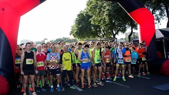 Los corredores en la línea de salida. 